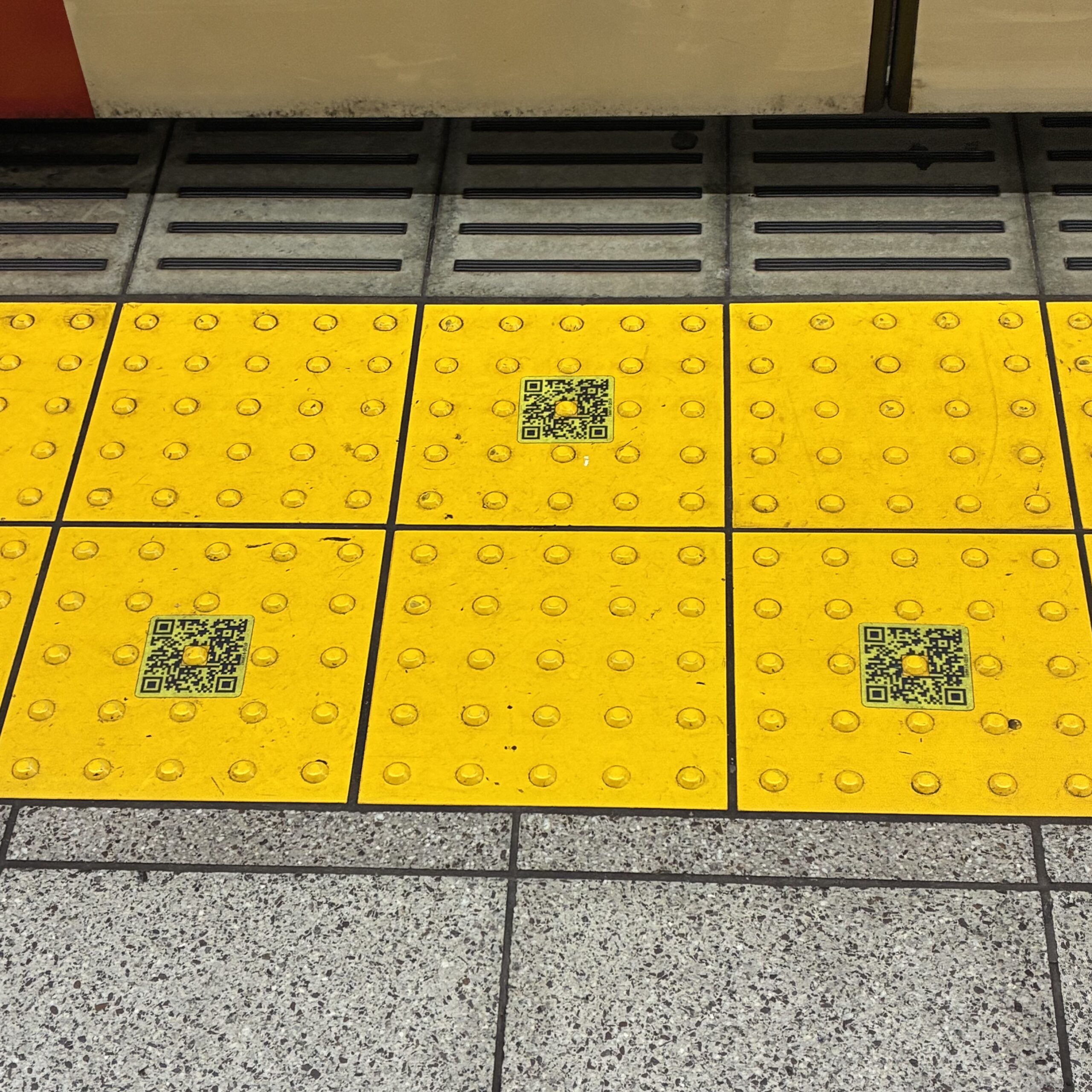 東京メトロの駅構内に設置されたQRコード付きの点字ブロック