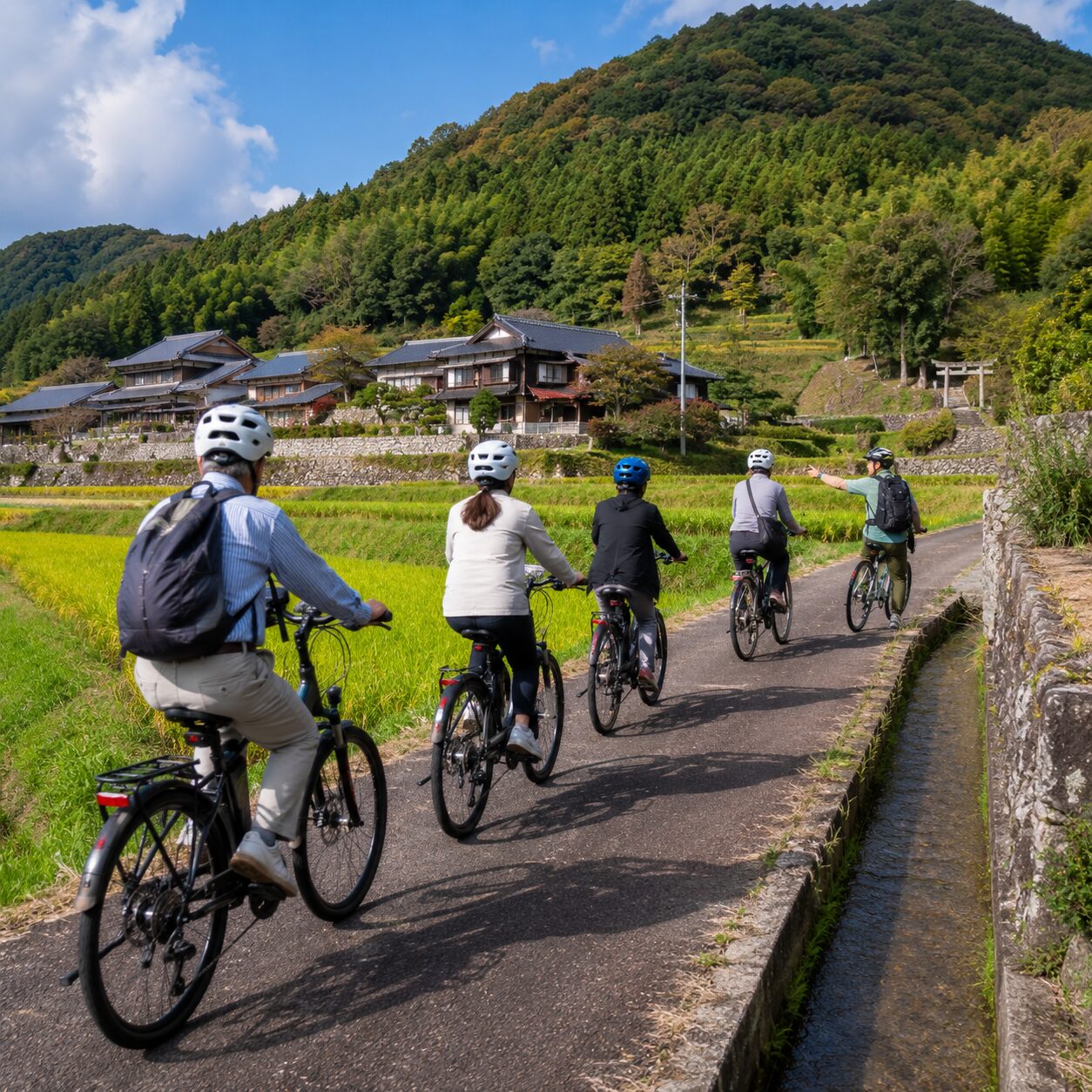 里山サイクリングを楽しむ一行