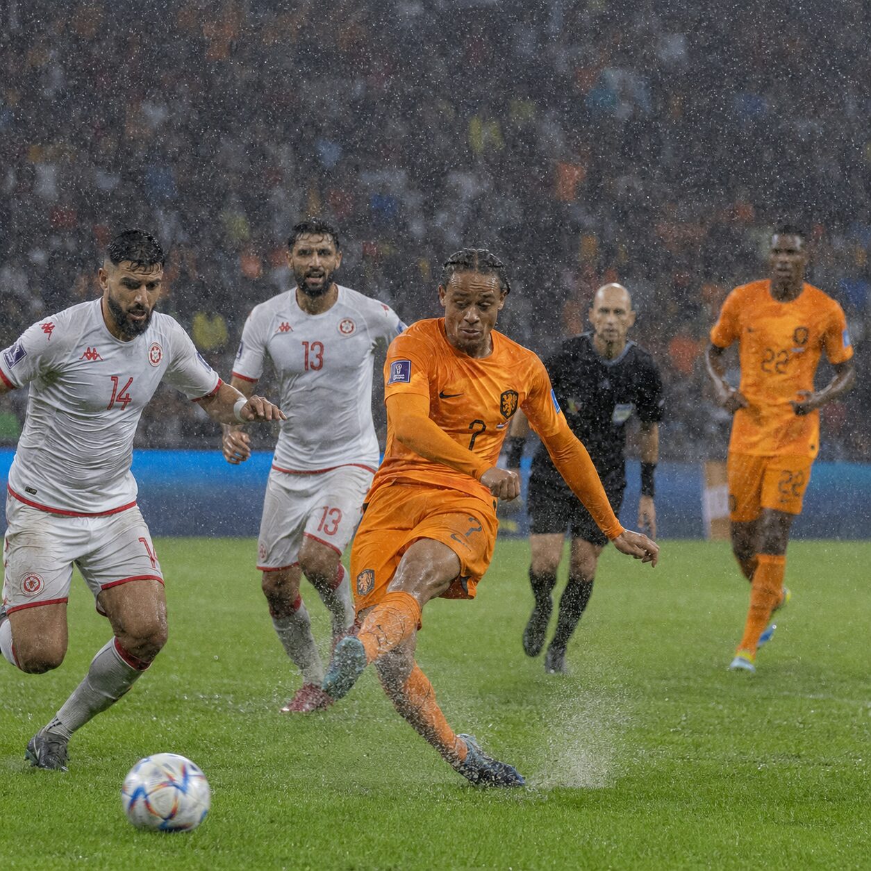 オランダ対チュニジア戦を想定したサッカーW杯の試合風景