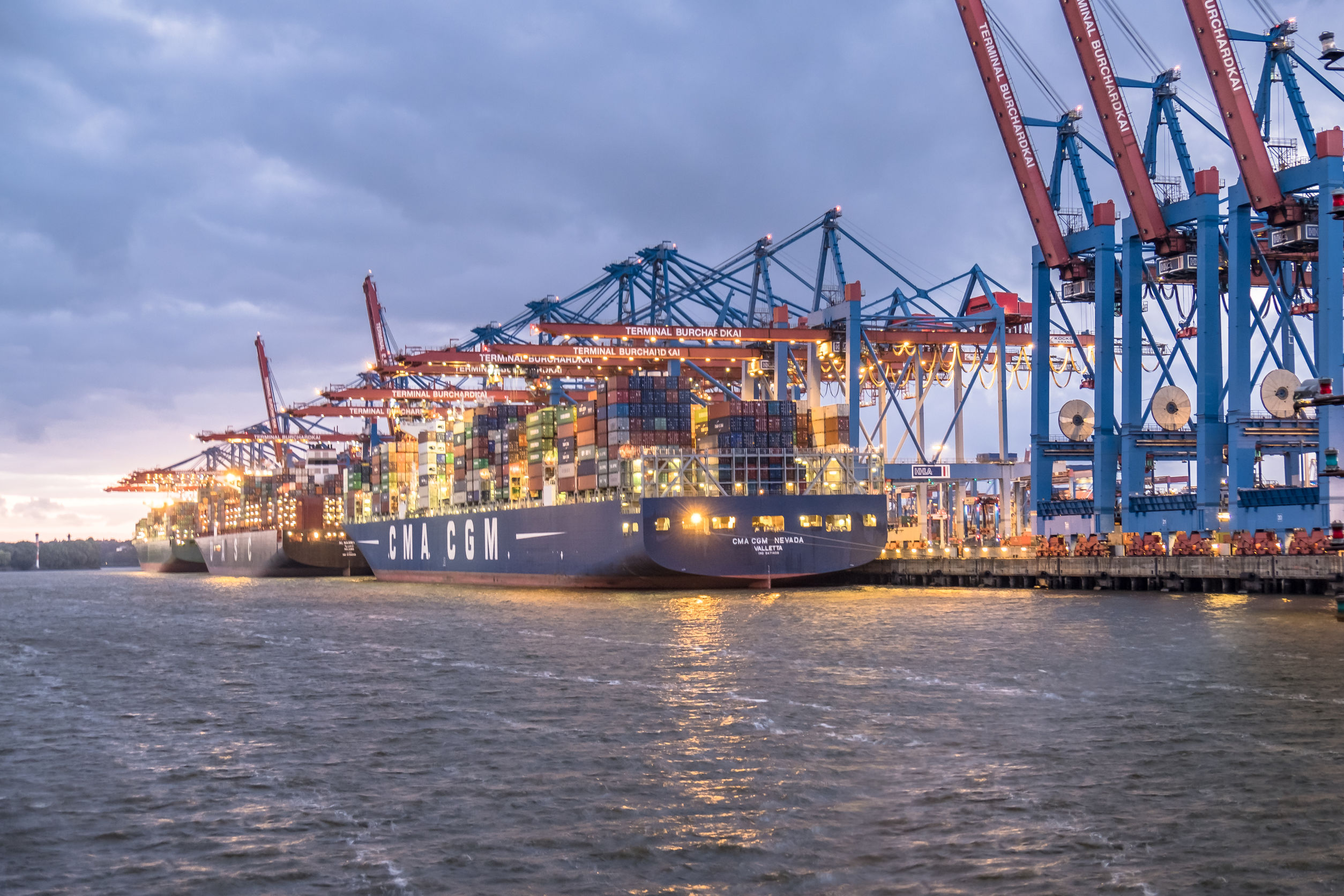 vrachtschip in een haven